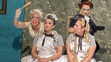 Belkis Proenza, Vivian Morales, Miriam Bermúdez y Aylin Silva interpretan la obra Siempre se olvida algo, de Virgilio Piñera, dirigida por Eddy Díaz Souza.