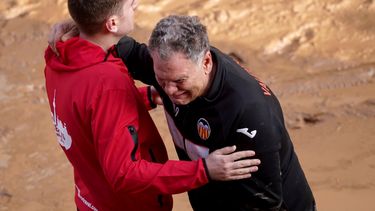 Un hombre reacciona tristemente mientras espera noticias de sus familiares atrapados en inundaciones en Valencia, España, el jueves 31 de octubre de 2024.
