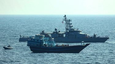 Foto suministrada por la Marina de EEUU de barcos interceptando un bote en aguas internacionales en el Golfo de Omán el 18 de enero de 2022.&nbsp;