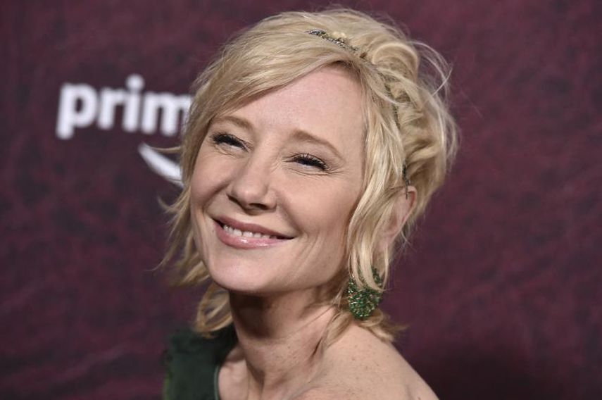 Anne Heche llega al estreno de The Tender Bar el 12 de diciembre de 2021 en el Teatro Chino TCL de Los Ángeles. H