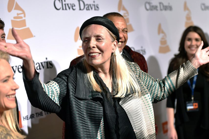 En esta imagen de archivo, Joni Mitchell llega a la gala Clive Davis Pre-Grammy en Beverly Hills, California, el 7 de febrero de 2015.