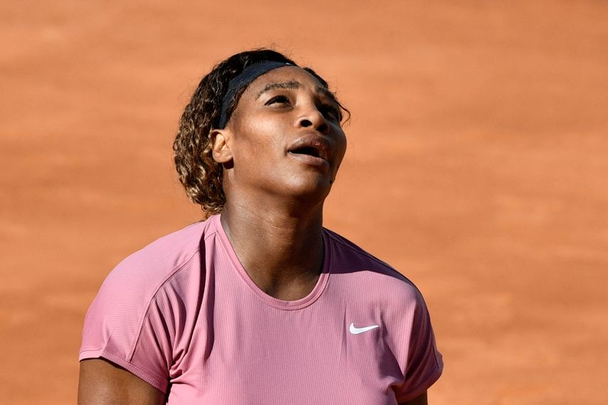 La estadounidense Serena Williams reacciona después de perder ante la argentina Nadia Podoroska durante su partido del Abierto de Italia Femenino en el Foro Itálico el 12 de mayo de 2021 en Roma &nbsp;