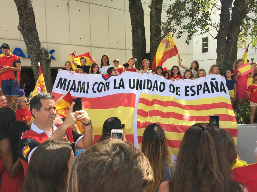 Españoles se manifiestan frente al Consulado de España en Miami por la unidad de la nación ibérica.