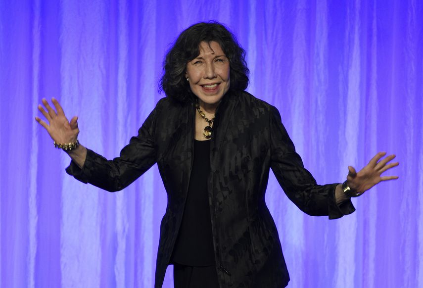 La homenajeada Lily Tomlin sube al escenario para recibir su premio durante el evento The Paley Honors: A Special Tribute to Televisions Comedy Legends, el jueves 21 de noviembre del 2019 en Beverly Hills, California. 