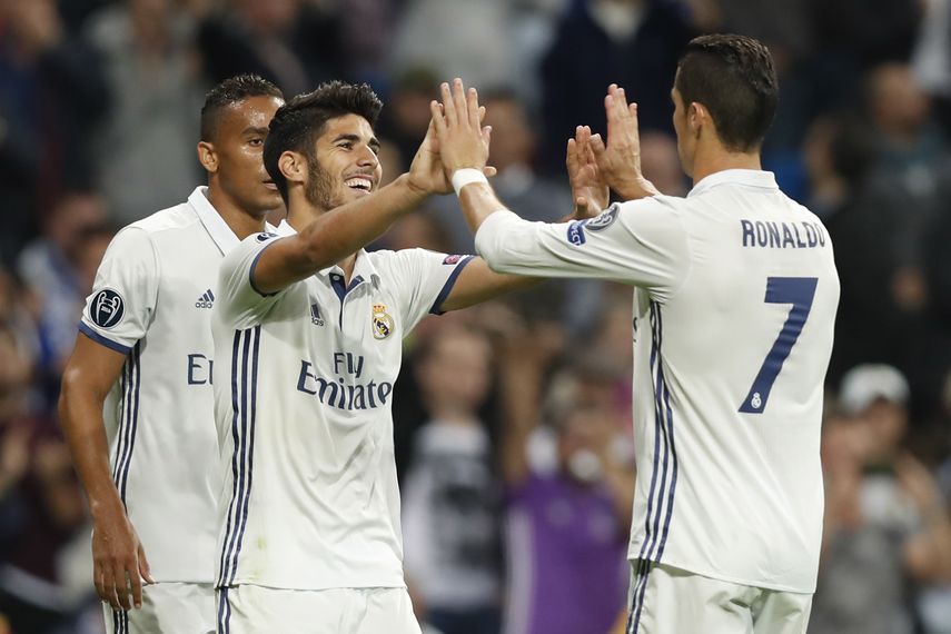 El centrocampista del&nbsp;Real&nbsp;Madrid&nbsp;Marco Asensio (izquierda) celebra su gol, tercero del equipo blanco, frente al Legia de Varsovia, con Cristiano Ronaldo (derecha)