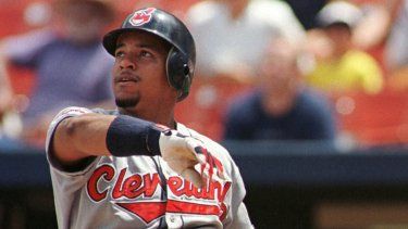 En esta foto de archivo del 5 de julio de 1998, El dominicano Manny Ramírez de los Indios de Cleveland observa el vuelo de su grand slam durante la sexta entrada de un juego de béisbol contra los Reales de Kansas City en Kansas City