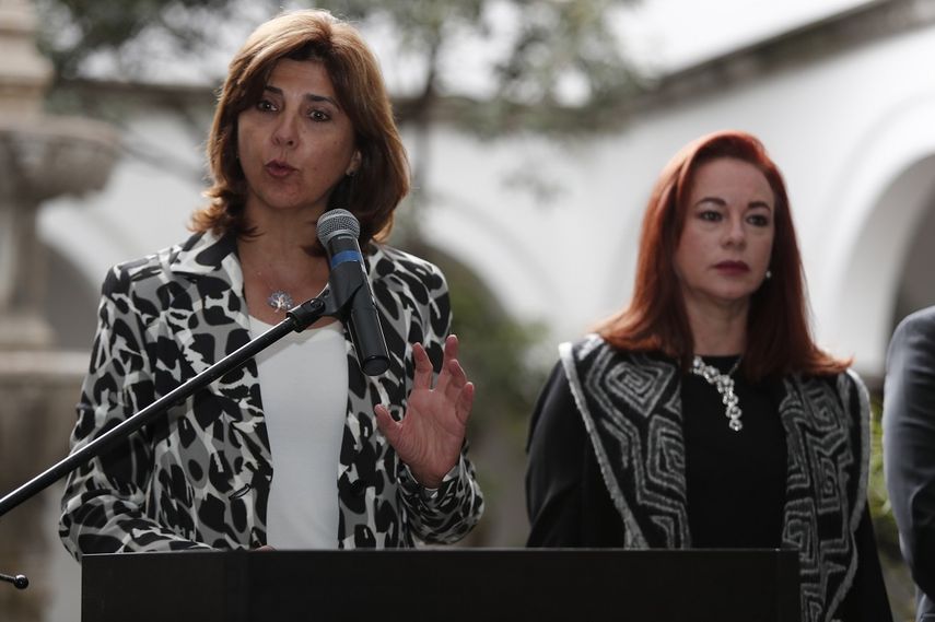 Las cancilleres de Colombia, María Angela Holguín (izq.) y de Ecuador, María Fernanda Espinosa, en un encuentro en el Palacio de Gobierno, en Quito.
