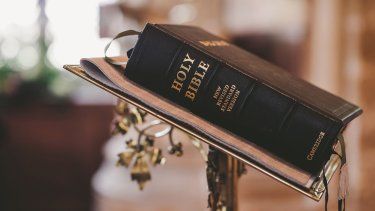 La Santa Biblia.