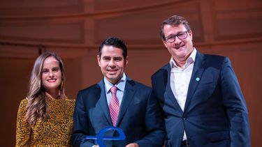 C&eacute;sar Conde recibiendo el &ldquo;Impact Award&rdquo; durante la velada.