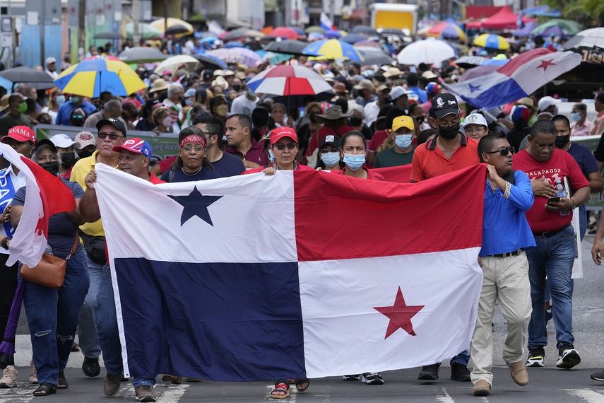 Los miembros del sindicato de maestros en huelga protestan mientras marchan hacia la Asamblea Nacional en la Ciudad de Panamá, el lunes 11 de julio de 2022. Los maestros de escuelas públicas han estado en huelga desde el 6 de julio y anunciaron que la medida de presión será indefinida en medio de exigencias para frenar el fuerte incremento de los precios del combustible, que impacta el costo de los alimentos.&nbsp;