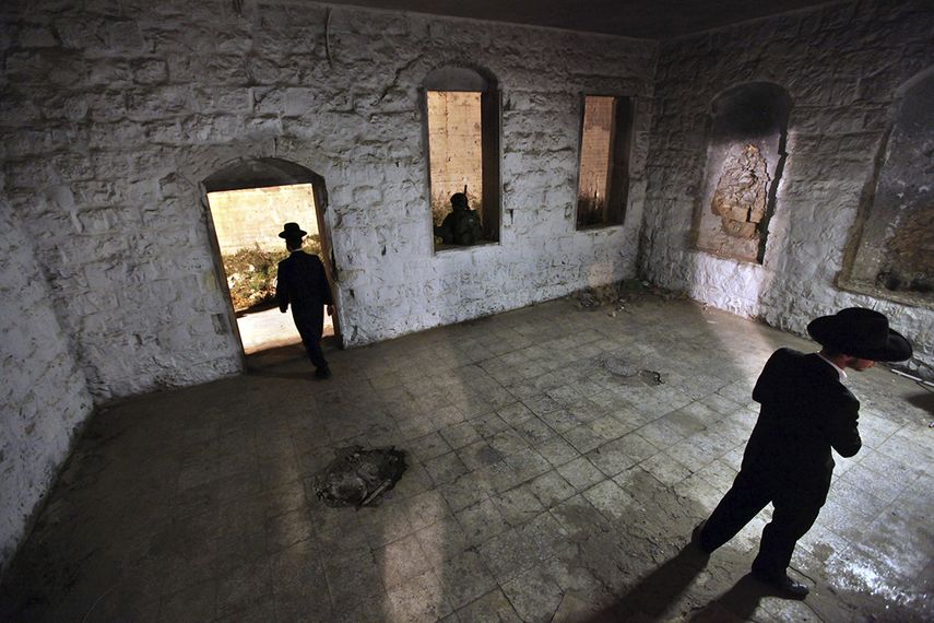 Fotografía de archivo tomada el 28 de diciembre de 2010 que muestra a judíos ultraortodoxos en latumba de José en Nablus (Palestina). (EFE)