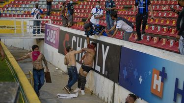 Aficionados del Querétaro y del Atlas riñen durante un partido de la Liga MX, el sábado 5 de marzo de 2022, en el Estadio Corregidora de Querétaro.&nbsp;