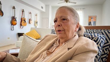 La activista opositora cubana Martha Beatriz Roque, de 78 años, habla durante una entrevista con la AFP en La Habana, el 23 de febrero de 2024.