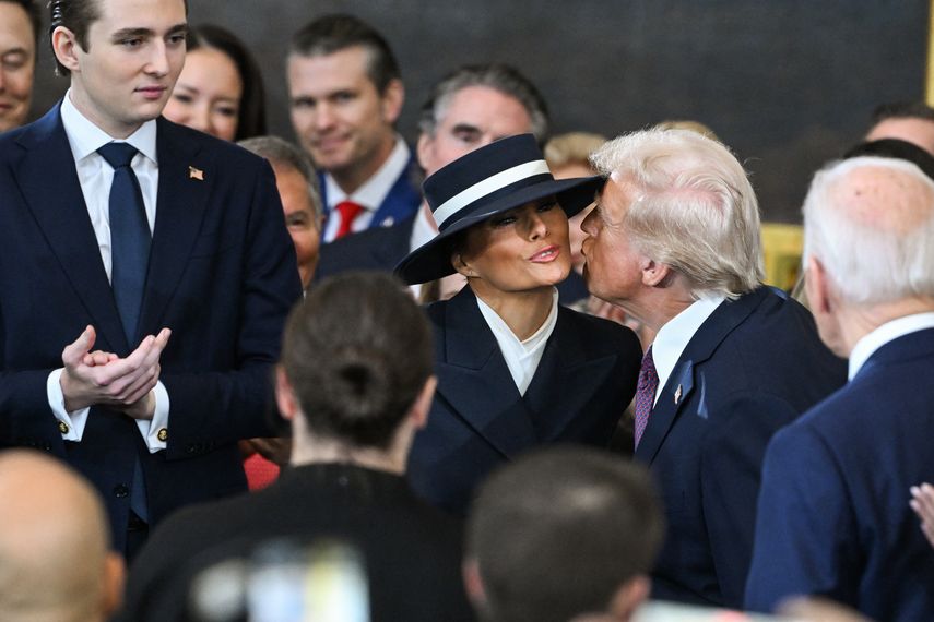 El presidente electo de Estados Unidos, Donald Trump, besa a Melania Trump cuando llega a la ceremonia de inauguración antes de prestar juramento como presidente número 47 de los Estados Unidos en la rotonda del Capitolio en Washington, DC, el 20 de enero de 2025.