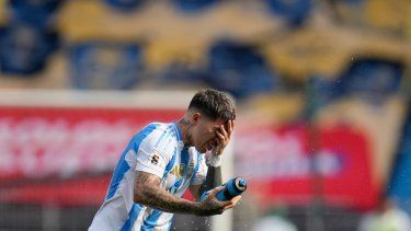 El volante argentino Enzo Fernández se refresca durante el partido contra Colombia por las eliminatorias del Mundial, el martes 10 de septiembre de 2024, en Barranquilla, Colombia.&nbsp;