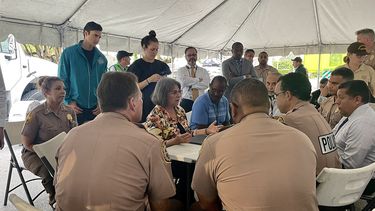La alcaldesa de Miami-Dade, Daniella Levine Cava, conversa con autoridades de rescate, minutos antes de dirigirse a la prensa.