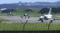 Cazas Mirage de la Fuerza Aérea de Taiwán se desplazan sobre una pista de una base, el viernes 5 de agosto de 2022, en Hsinchu, Taiwán. 