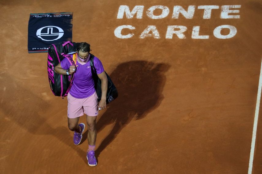El español Rafael Nadal abandona la cancha después de perder su partido de cuartos de final individual contra el ruso Andrey Rublev en la séptima jornada del torneo Montecarlo ATP Masters Series en Mónaco el 16 de abril de 2021. &nbsp; &nbsp;