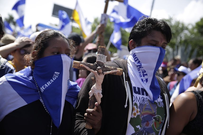 Manifestantes continúan jornada de protesta tras el asesinato de dos jóvenes durante la madrugada de este sábado.&nbsp;