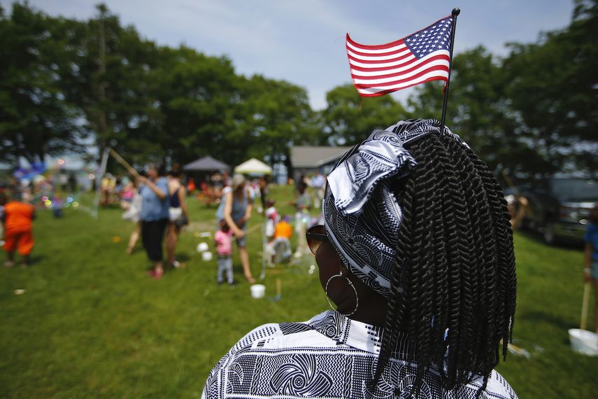 Fotografía de archivo del 4 de julio de 2019 de Malu Klo, una mujer en busca de asilo originaria de Congo, durante un picnic para refugiados en el parque Fort Williams en Cape Elizabeth, Maine. 