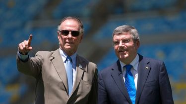 El presidente del Comité Olímpico de Brasil, Carlos Arthur Nuzman, a la izquierda, y el presidente del Comité Olímpico Internacional, Thomas Bach, visitan el estadio Maracaná, el 22 de enero de 2014, en Río de Janeiro.
