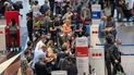 Decenas de personas hacen fila para tomar un vuelo de Air France a París en el aeropuerto internacional Tambo en Johannesburgo, Sudáfrica, el viernes 26 de noviembre de 2021. Decenas de personas hacen fila para tomar un vuelo de Air France a París en el aeropuerto internacional Tambo en Johannesburgo, Sudáfrica, el viernes 26 de noviembre de 2021.