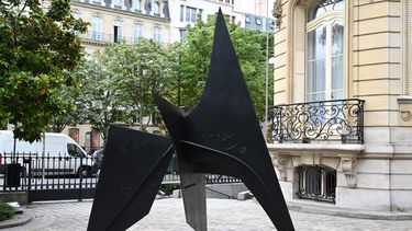 Esta imagen muestra una&nbsp;obra sin t&iacute;tulo del artista estadounidense Alexander Calder en el patio de la casa de subastas Artcurial en Par&iacute;s el dos de julio de 2020 antes de su venta que se realizar&aacute; el ocho de julio de 2020.&nbsp;