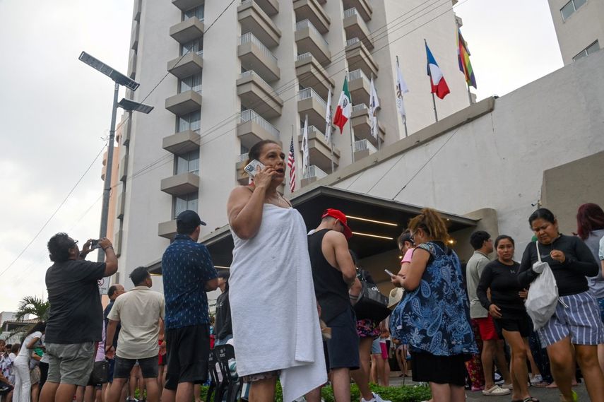 Los turistas permanecen en el exterior tras evacuar sus hoteles durante un terremoto de magnitud 6,5 en Acapulco, estado de Guerrero, México, el 2 de enero de 2026.