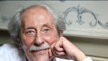 Con su característico bigote,&nbsp;Rochefort&nbsp;contaba en su prolífica filmografía con títulos como El gran rubio con un zapato negro, El relojero de Saint-Paul&nbsp;o El marido de la peluquera.&nbsp;