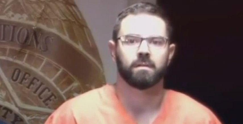 La jueza advirtió al maestro&nbsp;acusado de que debía evitar contacto con su esposa, ya fuera personal o por vía telefónica.