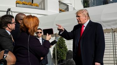 El presidente Donald Trump habla con los reporteros a su llegada a la Casa Blanca en Washington, el domingo 3 de noviembre de 2019.&nbsp;