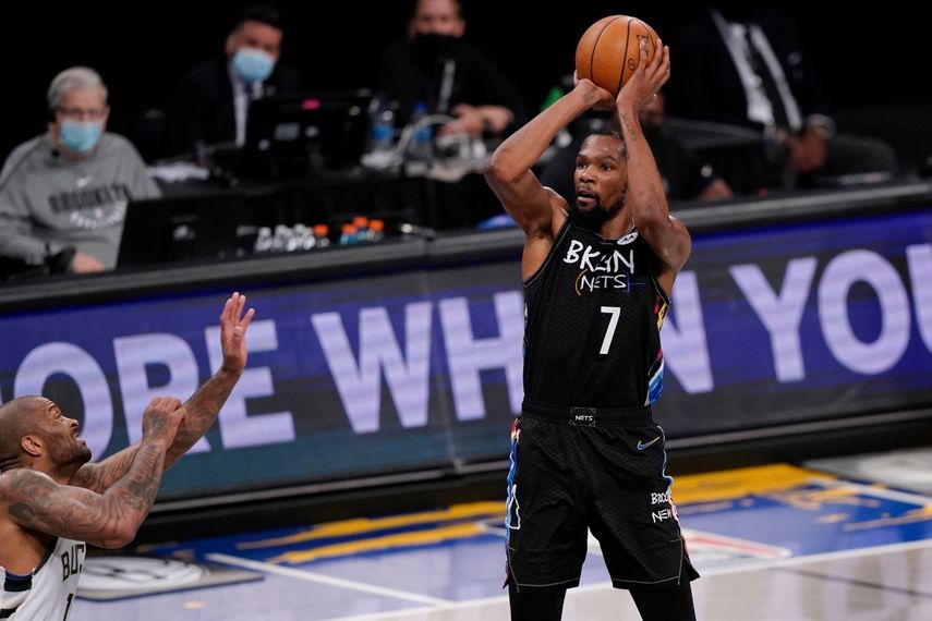 Kevin Durant (7), de los Nets de Brooklyn, intenta un enceste en la segunda mitad del segundo partido ante los Bucks de Milwaukee en la segunda ronda de los playoffs de la NBA