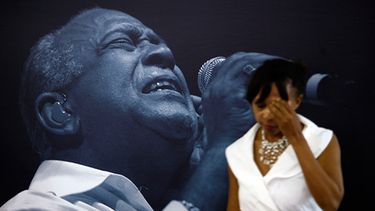 A las puertas del Centro de Convenciones la fila de seguidores que desean despedirse de Cheo Feliciano, no cesa. (Archivo AP)