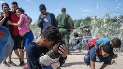 Inmigrantes luego de pasar a territorio estadounidense. Inmigrantes luego de pasar a territorio estadounidense.