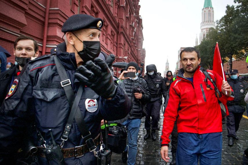 La policía escolta a un manifestante durante una protesta contra los resultados de las elecciones parlamentarias rusas cerca d ela Plaza Roja en Moscú el sábado, 25 de septiembre del 2021.