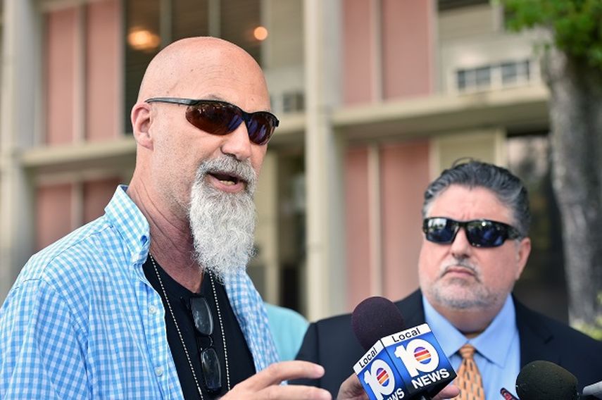 El detective Joe Carrillo y el abogado Rick Yabor, durante una rueda de prensa. (ÁLVARO MATA)