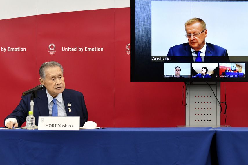 El presidente del comit&eacute; organizador de los Juegos Ol&iacute;mpicos de Tokio 2020, Yoshiro Mori (izquierda), habla durante una teleconferencia junto a John Coates, jefe de la comisi&oacute;n coordinadora del COI, en Tokio, el jueves 16 de abril de 2020.&nbsp;