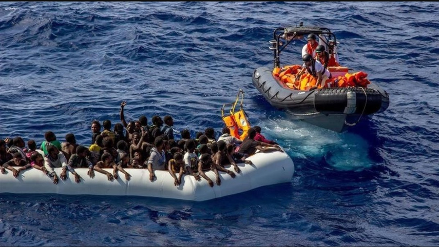 Inmigrantes atraviesan las turbulentas aguas para lograr conseguir un refugio en Europa.  