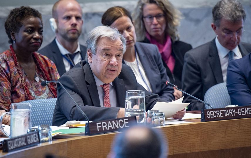 Fotografía cedida por la ONU donde aparece su secretario general, António Guterres (cen.), mientras habla durante una reunión del Consejo de Seguridad.