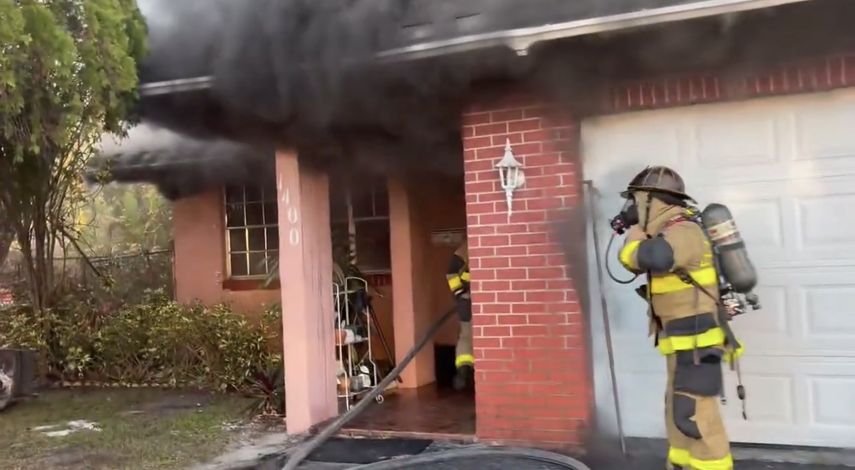 Bomberos en la escena conteniendo las llamas.