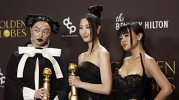 Las integrantes del grupo musical KPop Demon Hunters, Audrey Nuna (i), Ejae (c) y Rei Ami posando durante la gala anual de los premios Globo de Oro en California.