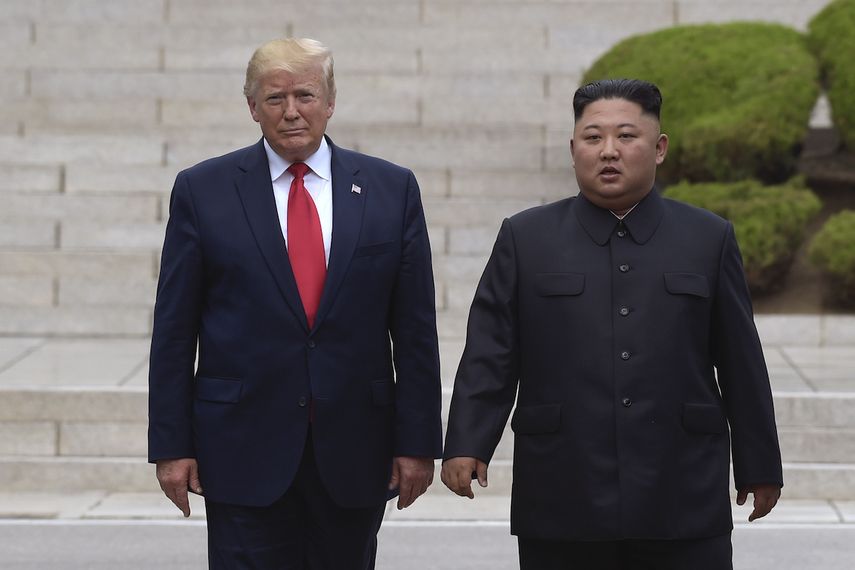 En esta imagen de archivo del 30 de junio de 2019, el presidente de Estados Unidos, Donald Trump, a la izquierda, se re&uacute;ne con el l&iacute;der norcoreano Kim Jong Un en el lado norcoreano de la fronter en la localidad de Panmunjom, en la Zona Desmilitarizada.