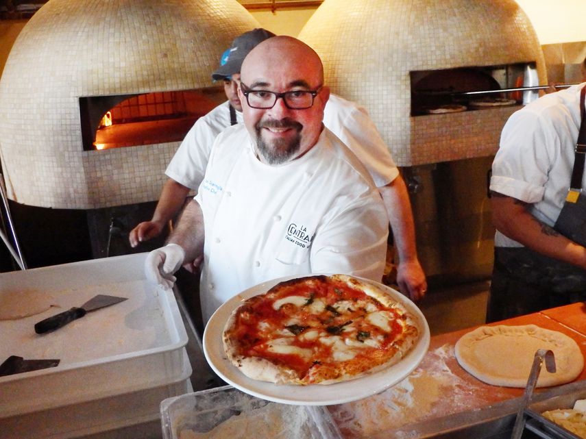 El chef Vincenzo Scarmiglia muestra una de sus obras en La Centrale.&nbsp;