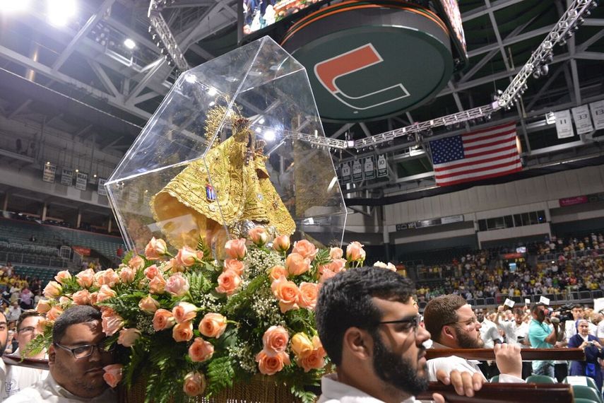 Esta imagen recoge el paso de la imagen de la Virgen de la Caridad del Cobre rumbo al altar, durante la celebración de la festividad en el&nbsp;Bankunited Center, en Coral Gables, 8 de septiembre de 2016.