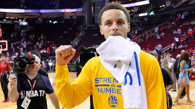 Stephen Curry anotó 40 puntos. (EFE)