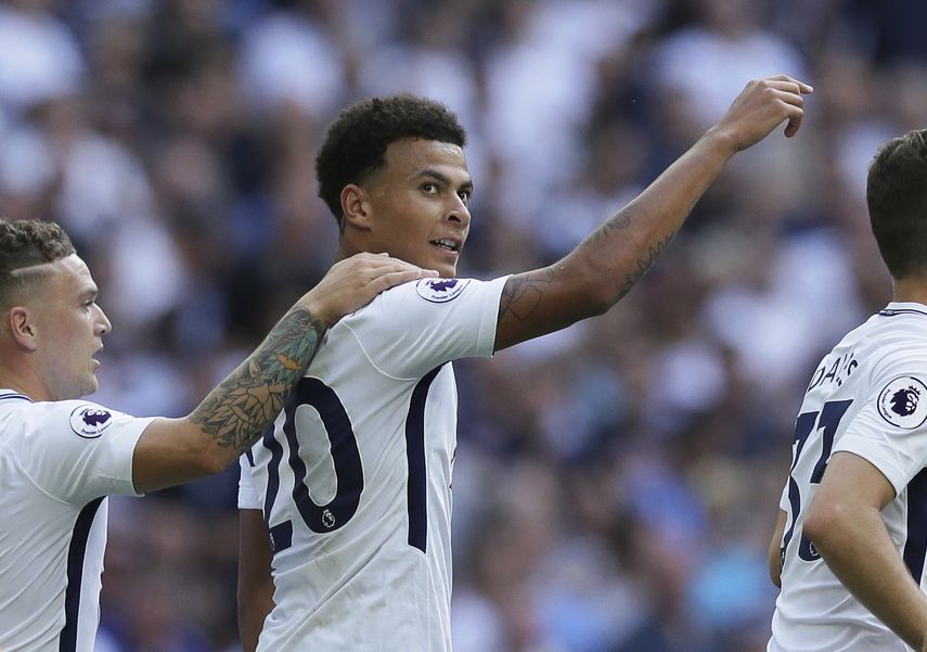 En esta foto de archivo del 27 de agosto de 2017, Dele Alli, del Tottenham Hotspur, festeja un tanto durante un encuentro ante el Burnley&nbsp;