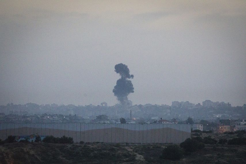 Explosi&oacute;n en la Franja de Gaza durante el bombardeo israel&iacute;.