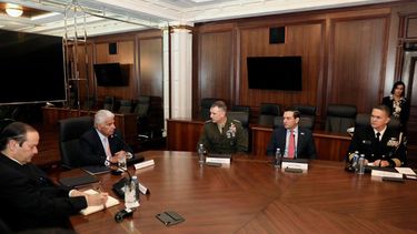 Fotografía cedida por la Presidencia de Panamá del presidente panameño José Raúl Mulino (2-i) reunido con el jefe del Comando Sur de Estados Unidos, Francis Donovan (c), este martes, en la Ciudad de Panamá (Panamá). EFE