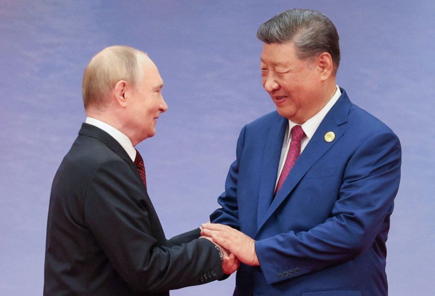 El presidente de Rusia, Vladímir Putin, y el presidente de China, Xi Jinping, se saludan durante una ceremonia de bienvenida de la Cumbre de la Organización de Cooperación de Shanghái (OCS) en Tianjin el 31 de agosto de 2025.