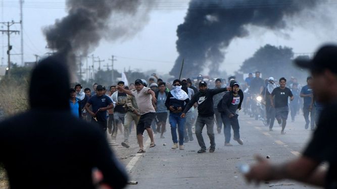 Manifestantes antigubernamentales se enfrentan a policías y civiles durante un operativo para despejar un bloqueo vial en San Julián, departamento de Santa Cruz, Bolivia, el 6 de junio de 2026
